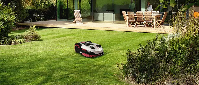 Kress Mähroboter Mission KR112 im Garten